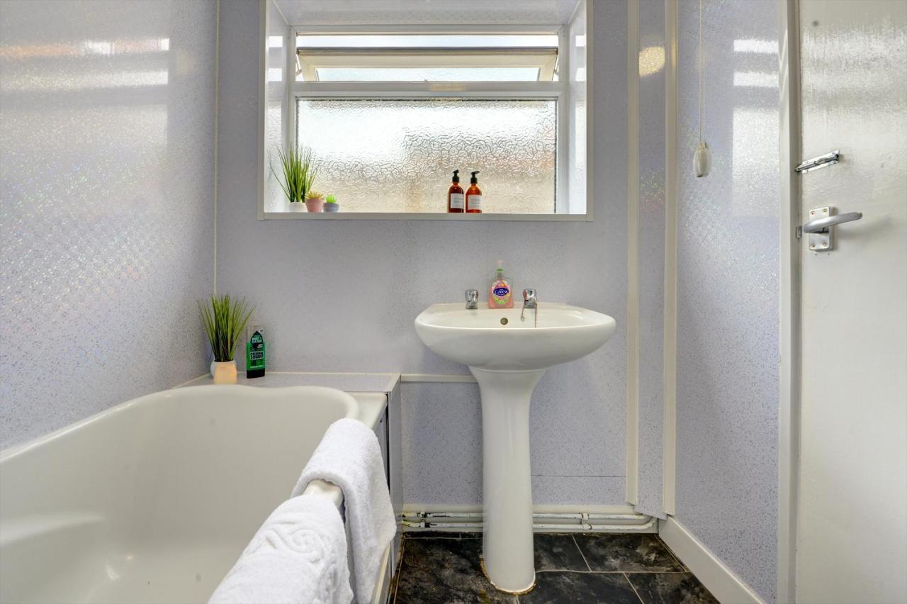 Cheerful 2 Bedroom Home, Sleeps 5 Guest Comfy, 1X Double Bed, 3X Single Beds, Free Parking, Free Wifi, Suitable For Business, Leisure Guest,Coventry, Midlands Экстерьер фото